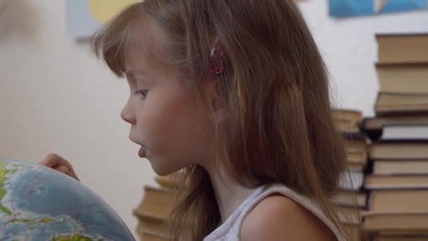 Маленькая девочка с глобусом — стоковое видео