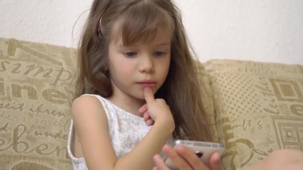Gadis kecil dengan smartphone — Stok Video