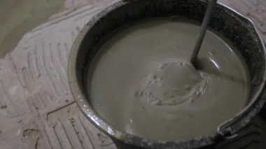 İşçi havan topu hazırlıyor.