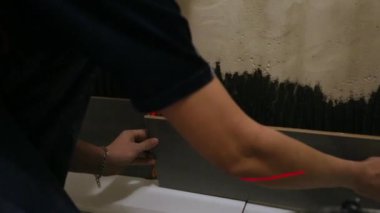 Duvara fayanslar döşeyen bir işçi