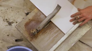 Fayans kesicide kiremit kesen işçiler