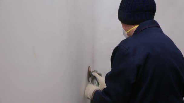Trabajador quitando la cubierta superficial de la pared — Vídeo de stock
