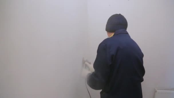 Arbeiter entfernen Deckschicht von der Wand — Stockvideo