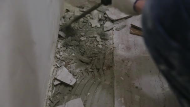 욕실 바닥에서 낡은 타일을 치우는 작업자 — 비디오