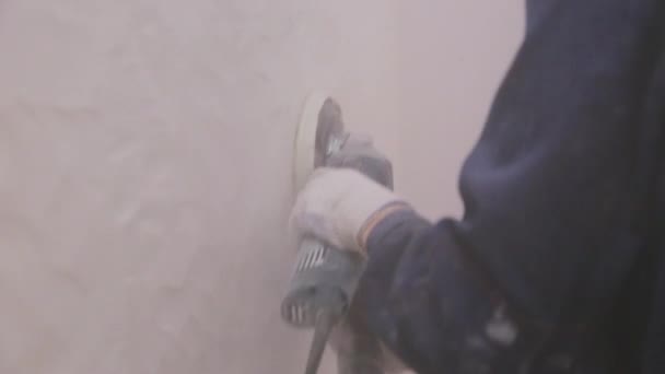 İşçi duvardan yüzey örtüsünü kaldırıyor — Stok video