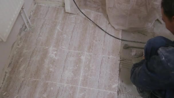 Worker removing old tile from the floor in bathroom — Stock Video