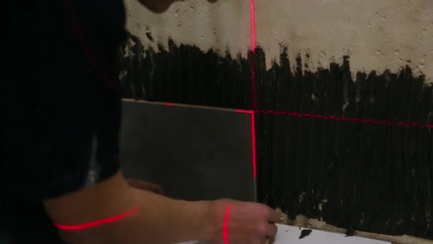 Εργάτης που τοποθετεί κεραμίδια στον τοίχο — Αρχείο Βίντεο