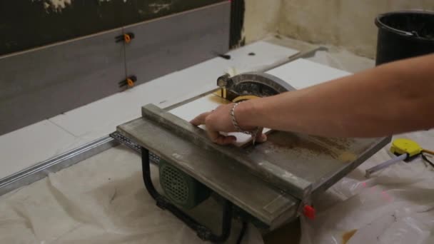 Trabajador azulejos de corte en el cortador de azulejos — Vídeos de Stock