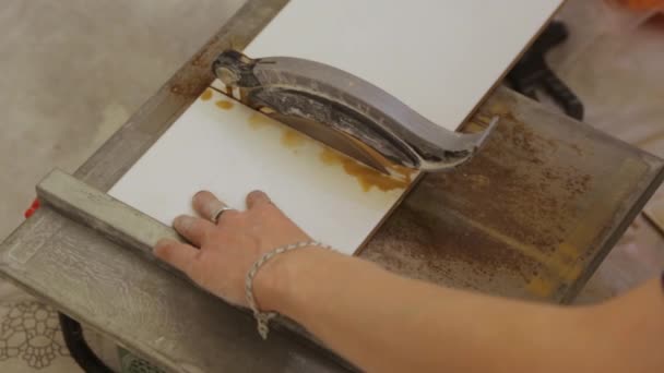 Працівник ріже плитку на різак плитки — стокове відео
