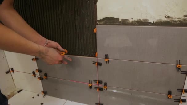 Trabajador colocación de azulejos en la pared — Vídeos de Stock