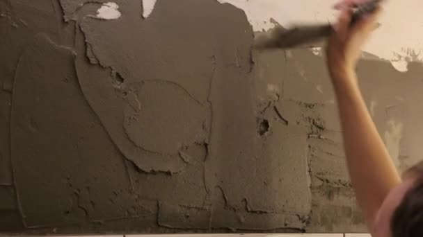 壁にタイル接着剤をかける労働者 — ストック動画