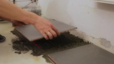 Döşeme döşeyen işçiler
