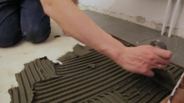 İşçi yere tutkal yapıştırıyor