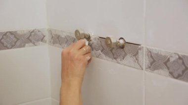 Duvardaki fayanslar arasında işçi troweling eklemleri