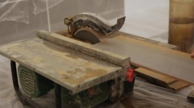 Fayans kesicide kiremit kesen işçiler