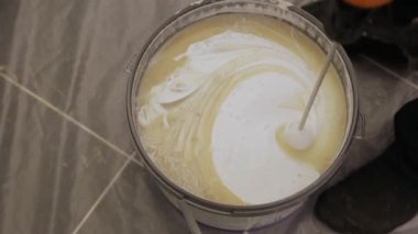 Kovada beyaz boya karıştırıyorum.