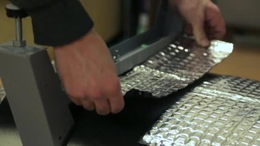 Bir küvete ses yalıtımı malzemesi yapıştırmak