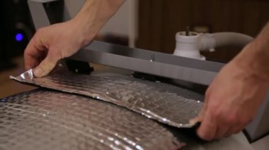 Bir küvete ses yalıtımı malzemesi yapıştırmak