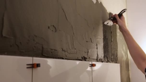 Lavoratore mettendo colla per piastrelle sul muro — Video Stock