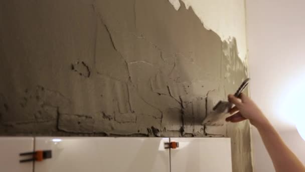 Robotnik nakładający klej do płytek na ścianę — Wideo stockowe