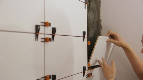 Trabajador colocación de azulejos en la pared — Vídeos de Stock