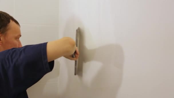 Arbeiter verputzen eine Wand mit einer Kelle — Stockvideo