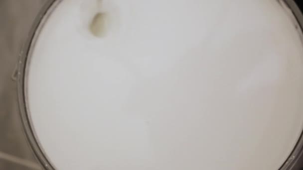 Blandning av vit färg i en hink — Stockvideo