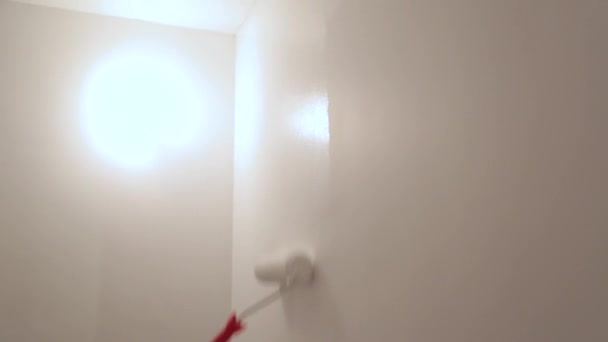 Werknemer schilderen muren met witte verf — Stockvideo