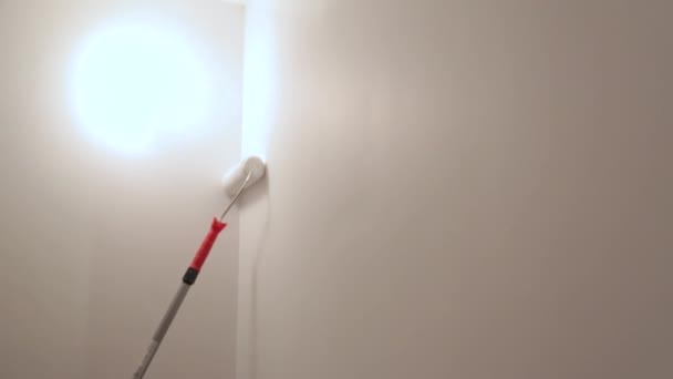 Worker painting walls with white paint — Stock Video