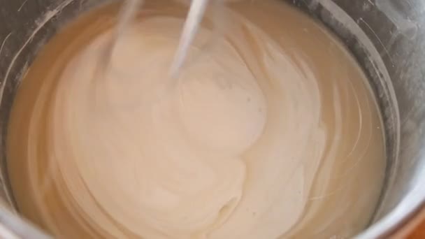 Mixing white paint in a bucket — Stock Video