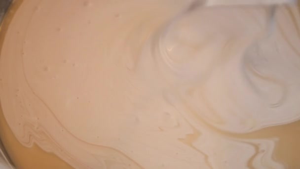 Míchání bílé barvy v kbelíku — Stock video