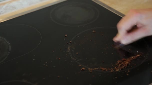 Removing food stains that have got stuck on the hot cooker — Stock Video