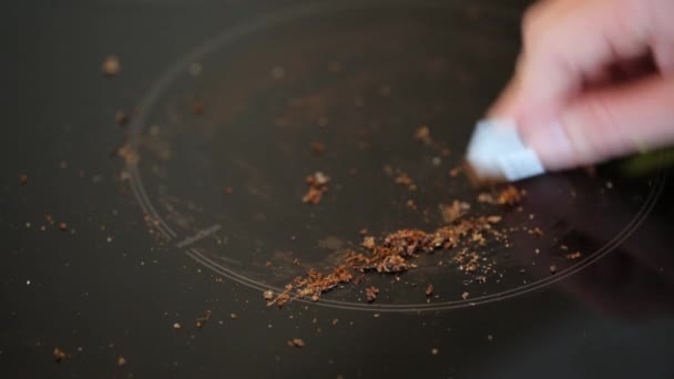 Removendo manchas de comida que ficaram presas no fogão quente — Vídeo de Stock