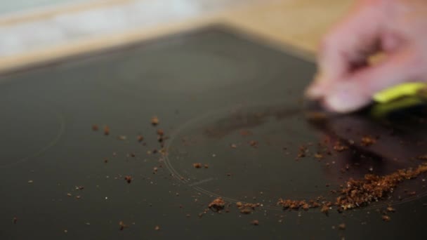 Rimuovere le macchie di cibo che sono rimasti bloccati sulla cucina calda — Video Stock