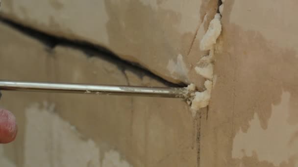 Enchendo uma rachadura de parede com espuma — Vídeo de Stock