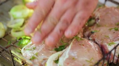 Kömürde ızgara yapmaya hazırlanan et