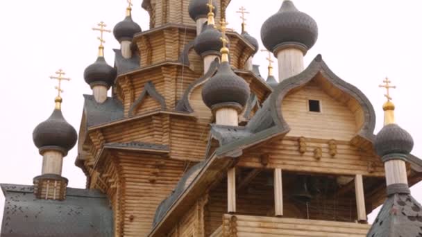 Русская православная деревянная церковь в крупном плане — стоковое видео