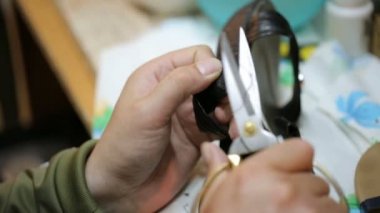 Ayakkabıcı kadın ayakkabısını tamir ediyor. Yakın çekim.