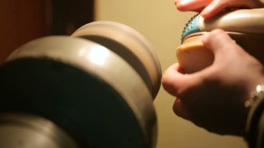 Ayakkabıcı kadın ayakkabısını tamir ediyor. Yakın çekim.