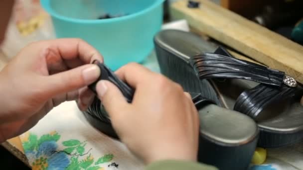 Schoenmaker repareert vrouwelijke schoen. Dichtbij schot. — Stockvideo