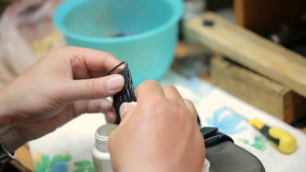 Shoemaker repairing female shoe. Close shot. — Stock Video