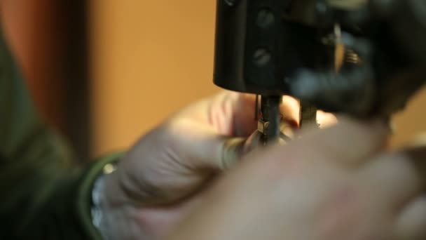 Zapatero preparando máquina de coser. Disparo cerrado . — Vídeos de Stock