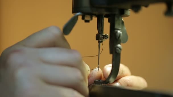 Zapatero preparando máquina de coser. Disparo cerrado . — Vídeo de stock