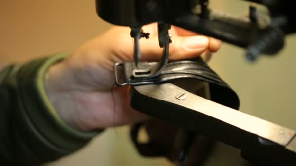 Zapatero cosiendo en una máquina de coser. Disparo cerrado . — Vídeos de Stock