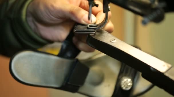 鞋匠在缝纫机上缝补。近距离射击. — 图库视频影像
