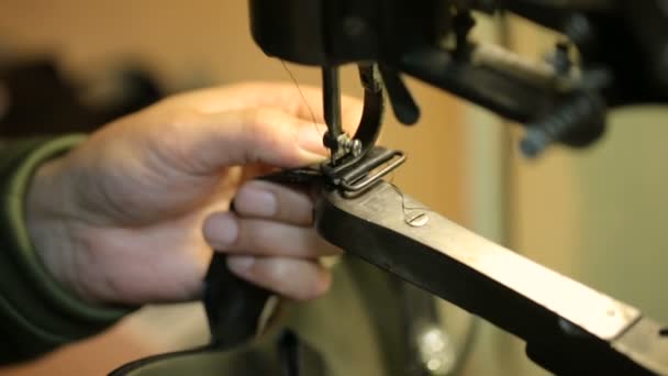 Sapateiro costura em uma máquina de costura. Quase tiro. . — Vídeo de Stock