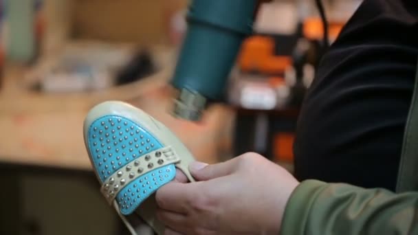 Schuhmacher trocknet Leim auf Damenschuhen. Nahaufnahme. — Stockvideo