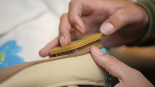Shoemaker repairing female shoe. Close shot. — Stock Video