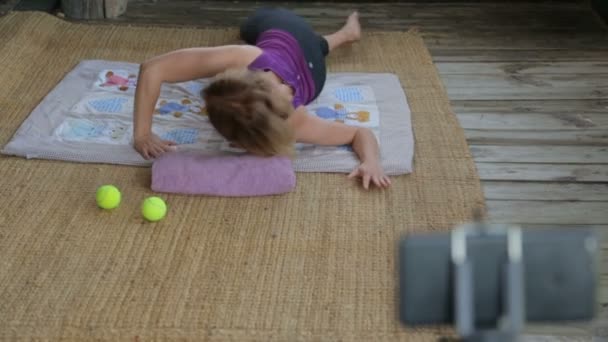 Инструктор по фитнесу делает онлайн трансляцию ее занятий — стоковое видео