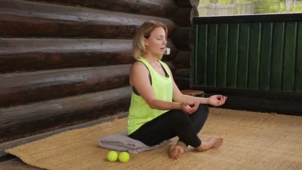 Instructor de fitness haciendo ejercicio al aire libre — Vídeos de Stock